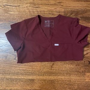 Figs One Pocket Scrub Top in Burgundy, women’s XS
